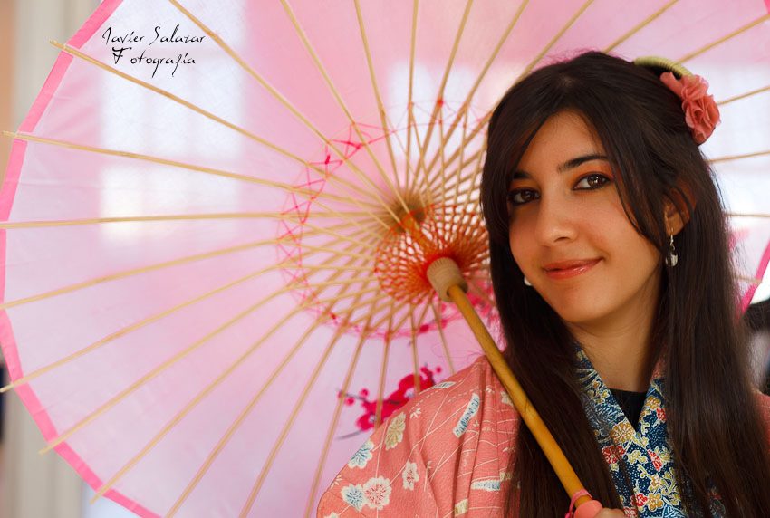 La chica del paraguas rosa