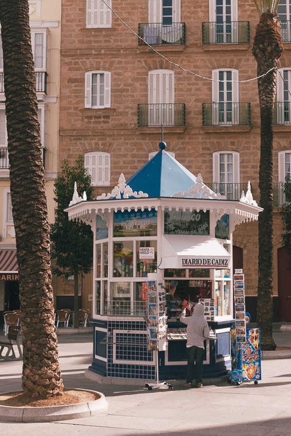 El niño y el kiosco.