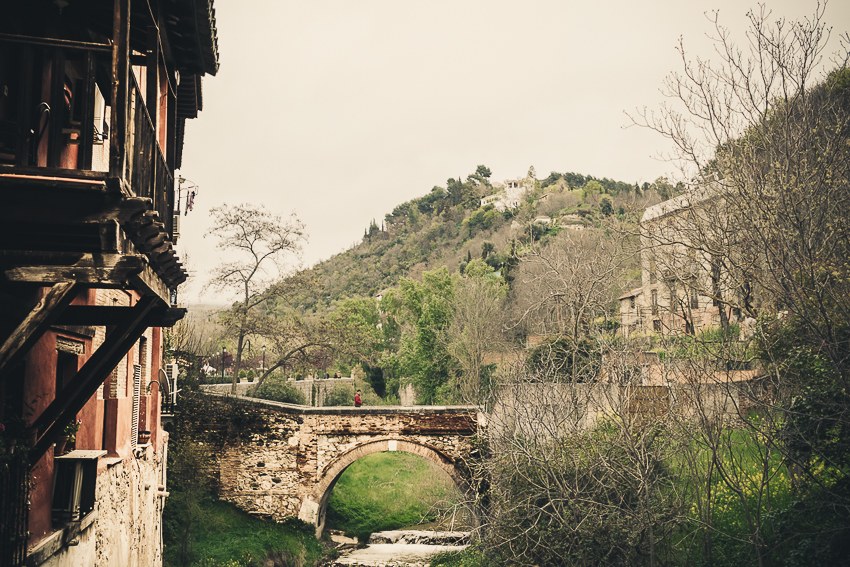 A los pies de la Alhambra.